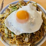 ひろしま屋 - 焼きそば(目玉焼き乗せ)