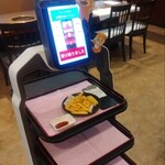 安楽亭 - 配膳ロボットによるポテトフライの配膳