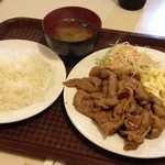 三笠 - 単品がないので？メインは豚焼肉定食とビール。