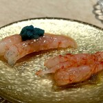 267025795 - エビ。 今宵の逸品の１つ。 甘エビとシマエビ。 どちらも同じ方向の旨味なんだけど、食べ比べて初めて分かることがあります。 口溶けや融点の微妙な違い、咀嚼によって変化する食感と旨味のグラデーションの描かれ方も異なります。 食する者を艶かしく誘惑するいずれも妖麗美女たち。 エビのハイパーインフレーション！