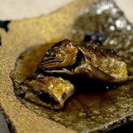 267025780 - 鮎の煮つけ。 これが今宵の逸品２品目。 旨かったなぁ。 内蔵のほろ苦さ。 スイカのような甘い香り。 繊細で柔らかい白身。 体のすべてから染み出した出汁。 これらをガブッと丸かじり。 ２種のエビとは対極の料理。