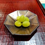 鮨みなと - 先付は「銀杏の素揚げ」