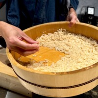 鮨 にっこ - シャリ、完成。 できたての酢が立ちまくりの芳醇な香りを撒き散らしてます。 これはもう、エビのソースに合わせるしかないでしょう！ 大将、少しだけ、それ食べさせて！ って、みんなそんな顔してる。