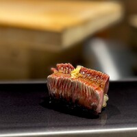 鮨 にっこ - にしん。 前回はこいつとカマスにやられました。 表面の色とか脂のつき方見てると、イワシだよなぁ。 でも、この大きさのイワシはないよなぁ。 と思ってたら、ニシンでした。 すっごい脂の塊。 オメガ３の大バーゲン。 旨すぎておかわりしました。 やはし、揉めるCより、揉めないDでしょ。 男はロマンが好きなのです。