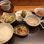 日本料理 太月 - 量少な目コース２５３００円。新米、新物いくら、牛しぐれ煮、温泉卵、揉み海苔、ちりめん参照、お漬け物、お味噌汁。白米がいくらあっても足りません笑