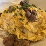 花湖 - ご飯の上に卵、サイコロ状のチャーシュー。醤油ベースのタレで味付けされています。油っこさはなく安定の美味しさです。
