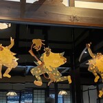 宝生寿し - 正面カウンター席の近くの壁