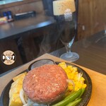 ヒッコリー 本店 - ✤【創業以来人気NO.1】100%つなぎ不使用✧ジャ－マンハンバ－グ(1660えん)【焼き加減】☻【レア】オ－ダーを受けてから成形される国産和牛100%のハンバーグはつなぎ不使用 ٩(๑❛ᴗ❛๑)۶
                                