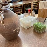 長田うどん - 出汁の徳利と薬味たち