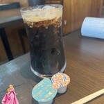 ヒッコリー - ✤【セットorコ－スお召し上がりの方】
      【+190えん】【ソフトドリンクorソフトクリーム】×2
      ⇓
      ☻〖ソフトドリンク(アイスコーヒー)〗(おとうと