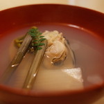 和食 こんどう - 2.千葉九十九里産はまぐりとワラビ・ウドのお吸い物