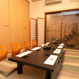 お琴の流れる落ち着いた空間でゆっくりした時間をお過ごし下さい