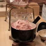 木山 - ホーロー鍋　じっくり昆布旨味溶け出す出汁に削りたての荒節と枯節を加えて