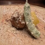 木山 - 【揚物】アキシマササゲ　紅はるか　松茸をお饅頭にして中にはフィンガーライムを忍ばせて（栗の形）　削った栗のパウダー