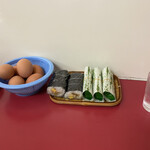 ○平　中華そば専門店 - 卓上の玉子、巻き寿し、早寿し
      灰皿は玉子の殻入れです