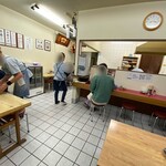 ○平　中華そば専門店 - 店内はテーブル席（相席）とカウンター席があります