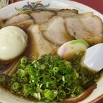 ○平　中華そば専門店 - チャーシュー
      モモ肉チャーシューが6枚入っていました
      玉子を投入しました
      玉子は会計時に自己申告です