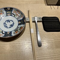 焼鳥 くまわき - 箸の横のスプーンみたいなのは串から肉を外す用のもの