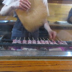 かぶと - 備長炭で焼かれていく鰻串