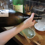 かぶと - 冷やしたグラスに注がれる日本酒