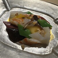 ひがしやま 司 - 車海老　ケンサキイカ　インゲン　赤蒟蒻　木耳　胡桃とアーモンド、豆腐のソース