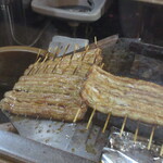 かぶと - タレに漬け、また焼かれていく