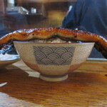 かぶと - 養殖一尾をご飯にオン、横から