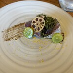 MATSU - 魚料理、鰹のたたき海ブドウとシャインマスカットを添えて