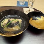 徳ㇵ本也 - 瀬戸内の鯛豊年揚げ　焼き茄子　クロカワ茸　柚子　豊年揚げと焼き茄子の異なる食感、吸い地にはほとんど塩味がなく食材と出汁を交互にいただきます。素材の旨味が引たつ吸い地、好みです。