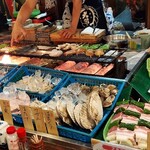 炉端 武蔵 - カウンター席前