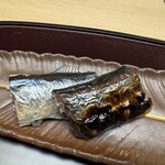 徳ㇵ本也 - 内臓に近い部分はカリッとよく焼き　部位によって焼き加減を変えてと、最後まで一切の抜かりなし　内臓の苦味もたまらなく美味しかったです♡