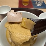 徳ㇵ本也 - 京都産の鶏　さつまいも　何種類の茸が入っているのでしょうか？茸の旨味をギューっと一纏めにした茶碗蒸しです。沢山の味覚が詰まってました。