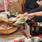 炉端 武蔵 - 炉端焼きの醍醐味、ジャンボしゃもじで料理が届きます！