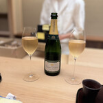 徳ㇵ本也 - シャンパーニュ（グラス）で乾杯