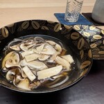 徳ㇵ本也 - 松茸が多すぎてチラチラとしか二八蕎麦が見えません（笑）　