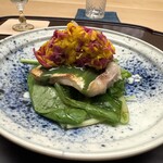 徳ㇵ本也 - 薪火で焼いたカマス　紫蘇のペースト　菊の酢漬け　　　　地クレソン　畑壬生菜（間引き菜）　薪火で焼かれたカマスはレアな仕上がりで水分量が多くジューシーなカマスでした。素材の組み合わせも楽しいく美しい⭐︎