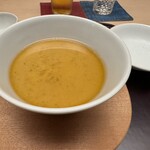 徳ㇵ本也 - 茶碗蒸しの卵液に炒めた茸を裏漉しして混ぜたもの　上の出汁は鶏がらスープと玄米