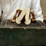 徳ㇵ本也 - ちょうど焼き台の目の前の席でした。松茸を焼いている間水分が程よく抜ける瞬間にハッとするような森の香りがしました。クラクラするほど良い香りで、松茸の香りが脳裏に刻まれました。