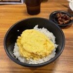 老虎苑 - 白ごはんにプルプルのスクランブルたまごを乗せて準備