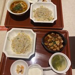 中国大明火鍋城 - 奥がホリデー炒飯＆小担々麺セット1,380円、手前が麻婆セット1,430円