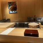 鮨 猪股 - 猪の絵をインテリアとして飾ってます。