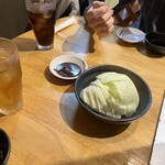 焼肉 深山 - お通しのキャベツと味噌