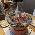 焼肉 深山 - コウネを焼いているところ