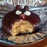 つるた菓子店 - 中にはスポンジケーキとバタークリームを混ぜ合わせたものが詰まってます
