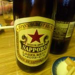 やき鳥　金富士 - 【2014年03月】サッポロラガービール（お通し付）＠480円、通称「赤星」♪。