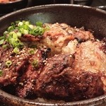 マルハのカルビ丼 - 合盛カルビ丼（並）￥650 温泉卵￥100
            ホテルの近所で気になったお店。
            学生がいっぱいで騒がしいく、牛は硬い(-ω-