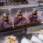 竹林堂 - ショーケースのたぬきケーキ