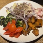 SMOKE DOOR - お替わりしたみたあじ野菜の薪焼きサラダ