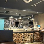 SMOKE DOOR - 薪焼きサラダは長ネギ、かぼちゃ、ブロッコリー、香ばしくてスパークリングワインが進んでしまった。