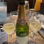 SMOKE DOOR - 朝7時から11時までスパークリングワインが飲み放題という夢のようなお話し、我々だけかと思ってたらこれ目当ての人けっこういた。